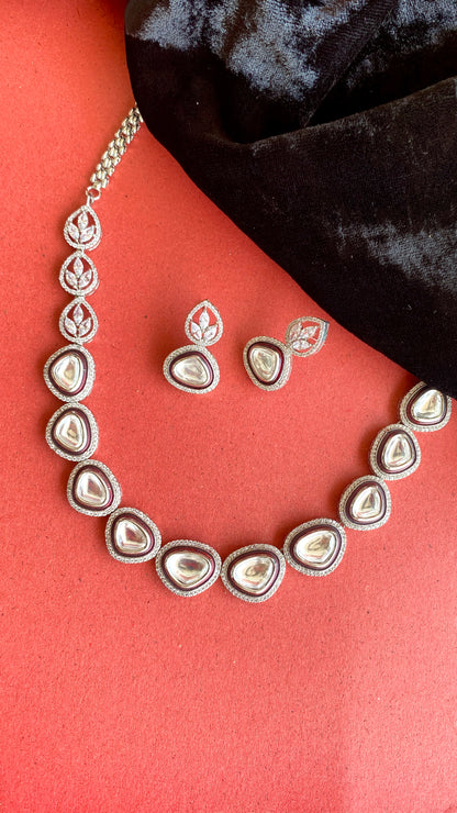 Tayani Kundan Set